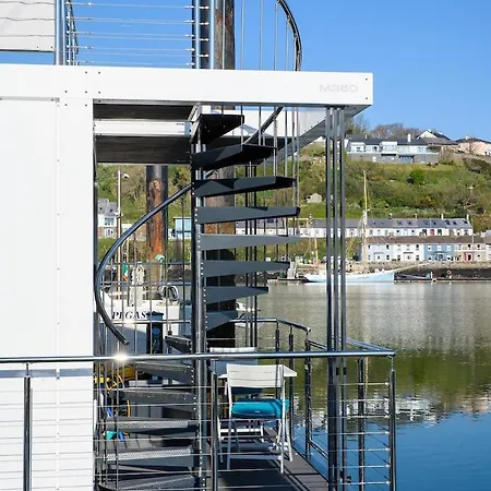 Botel Houseboat In *