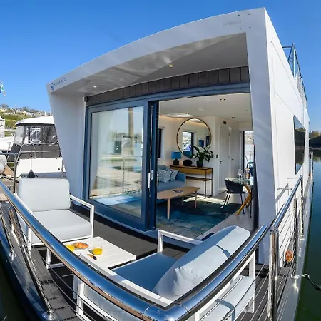 Houseboat In Botel *