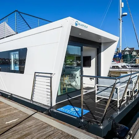 Botel Houseboat In *