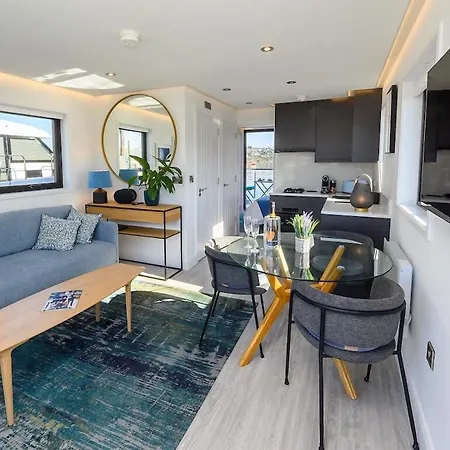 Botel Houseboat In