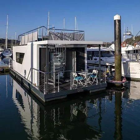 Botel Houseboat In