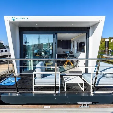 Botel Houseboat In *